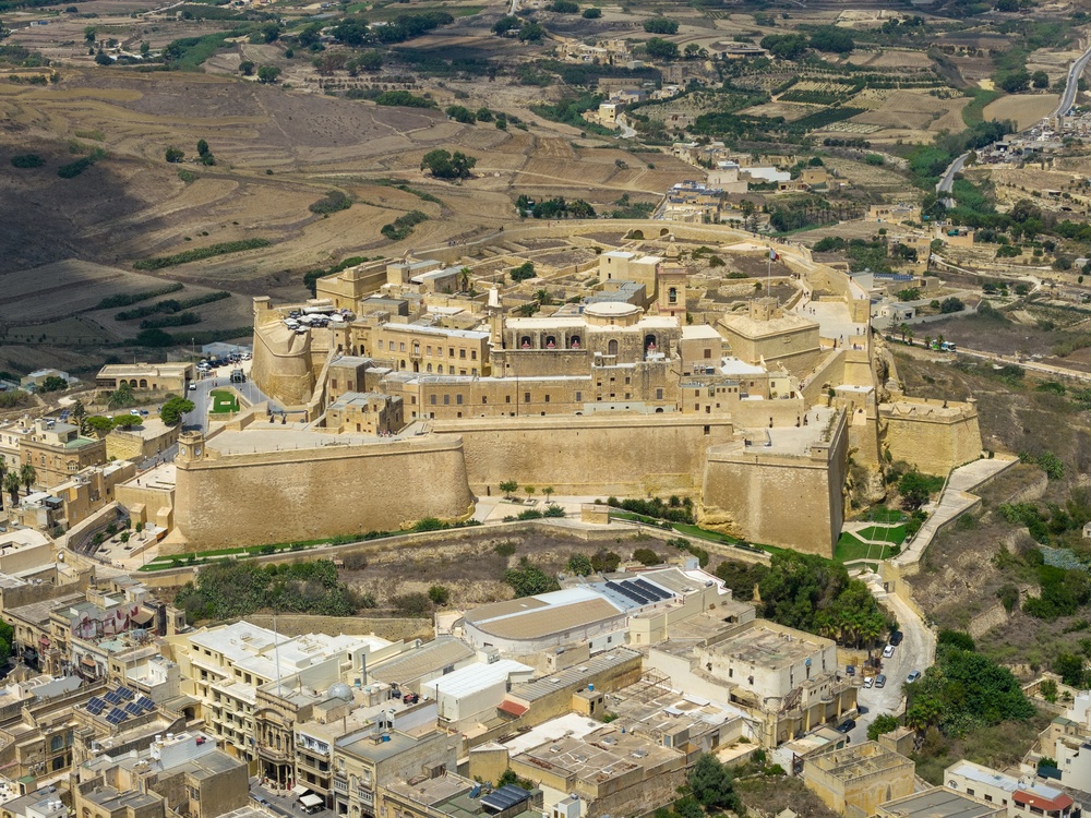 Festningen Ċittadella over Victoria på Gozo sett fra luften