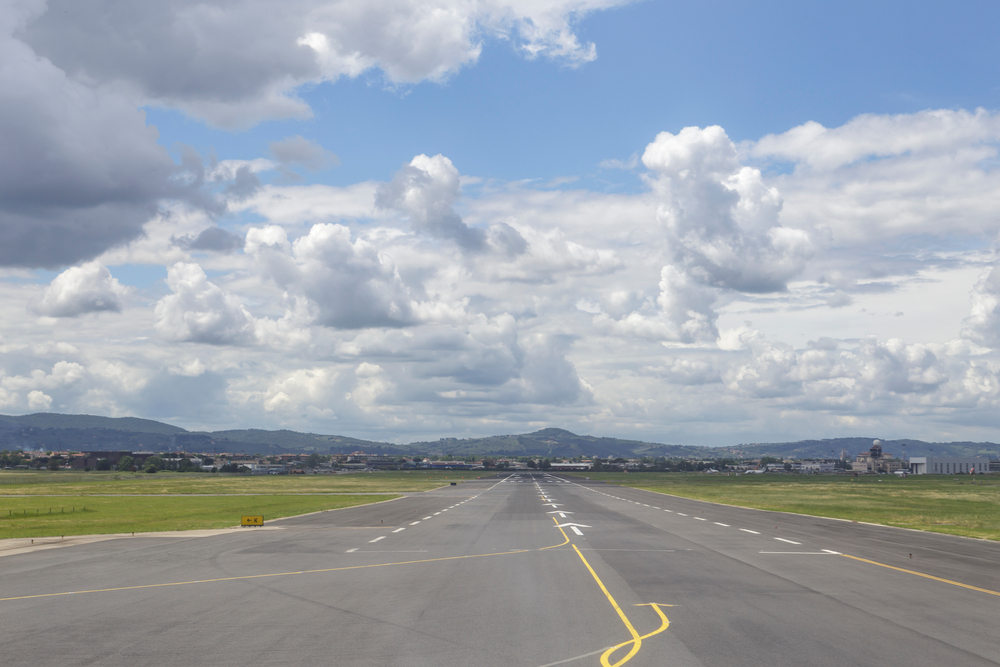 Rullebanen på Firenze lufthavn i Toscana