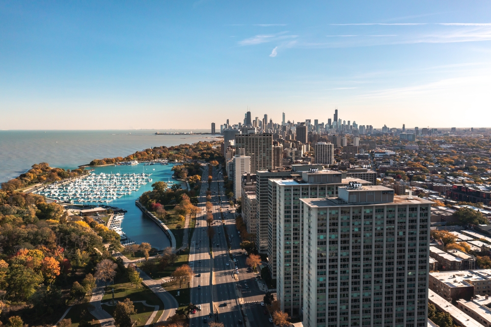 Hvor bør man bo i Chicago? De 5 beste områdene & gode hoteller 6 Flyfoto av Lakeview og Belmont Harbor med Chicagos silhuett i bakgrunnen
