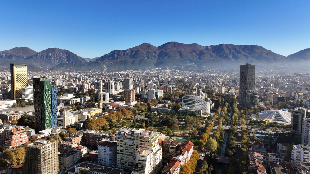 Flyfoto av Skanderbeg-plassen i sentrum av Tirana