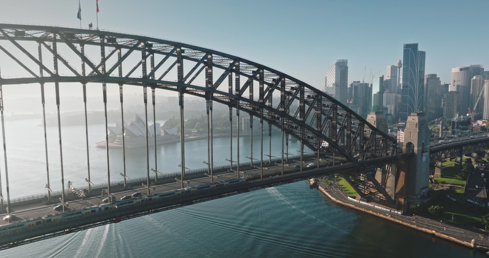 Flyfoto av Sydney Harbour Bridge og operahuset i Sydney