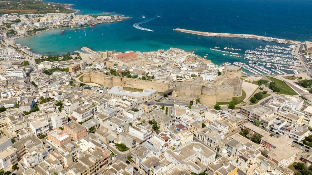 Flyfoto av borgen, katedralen og havnen i Otranto