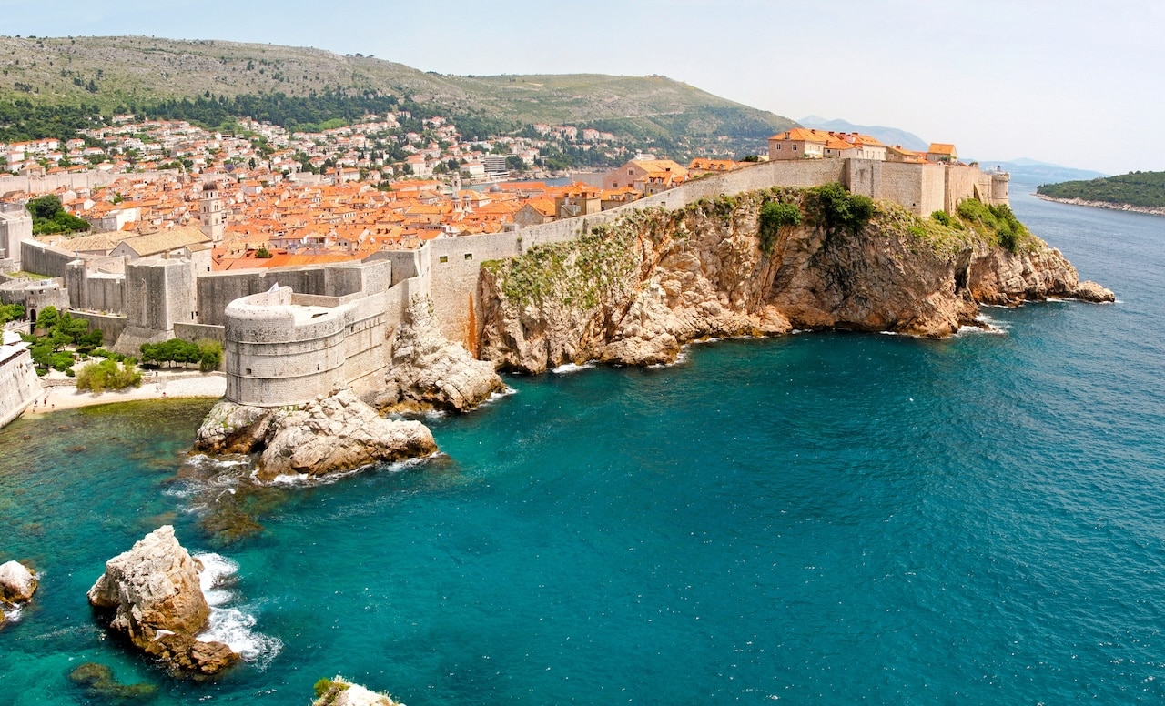 Flyfoto av bymuren rundt gamlebyen i Dubrovnik