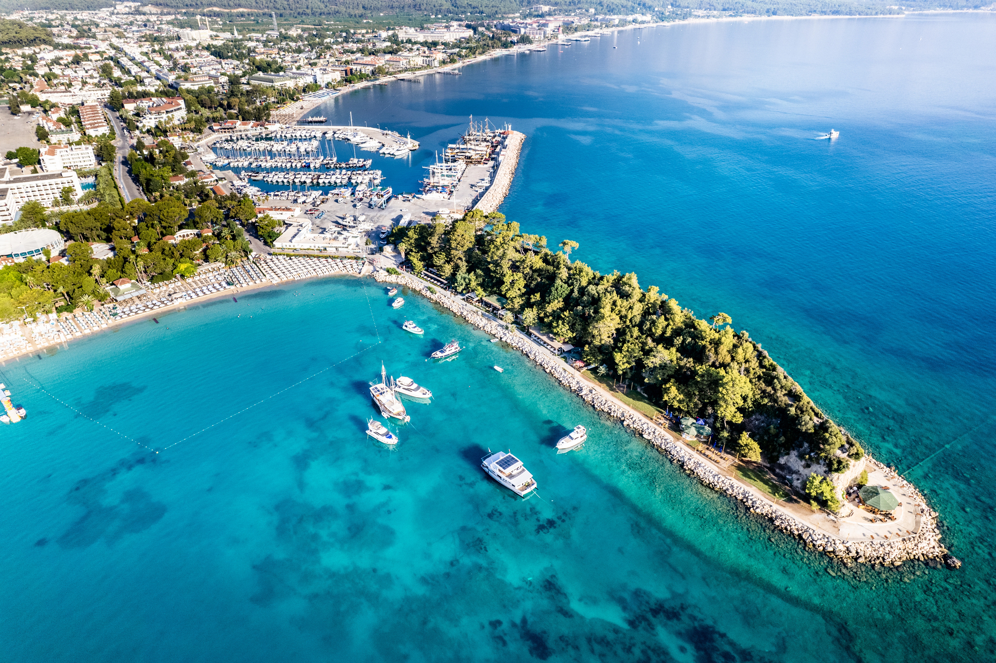 Hvor bør man bo i Antalya? De 6 beste områdene & gode hoteller 7 Flyfoto av havnen i Kemer