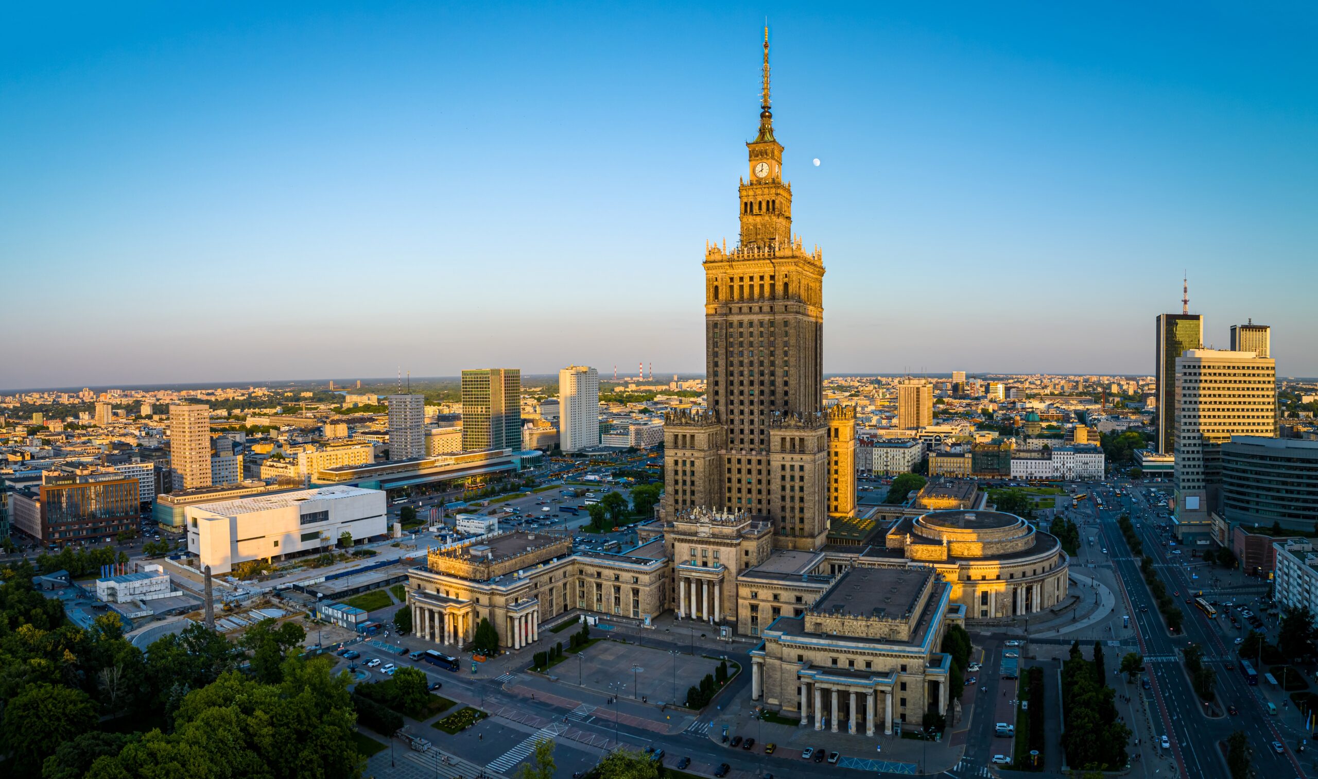 Hvor bør man bo i Warszawa? De 6 beste områdene & gode hoteller 4 Flyfoto av sentrum i Warszawa med Kulturpalasset