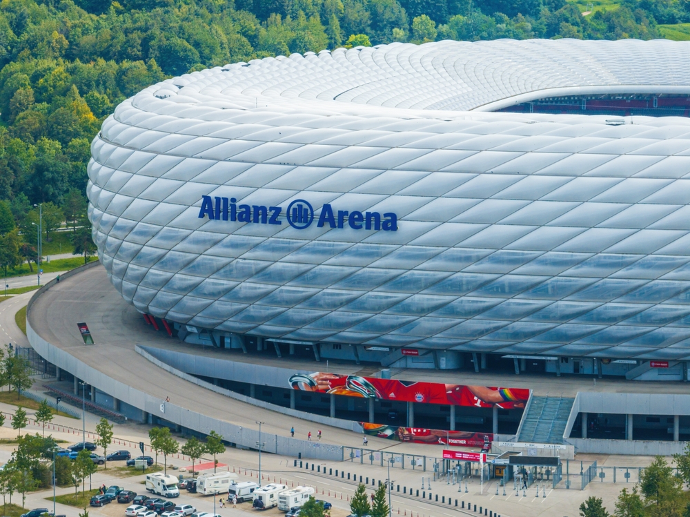 Severdigheter i München: de 18 beste tingene å se og gjøre 13 Fotballstadionet Allianz Arena i München sett fra luften