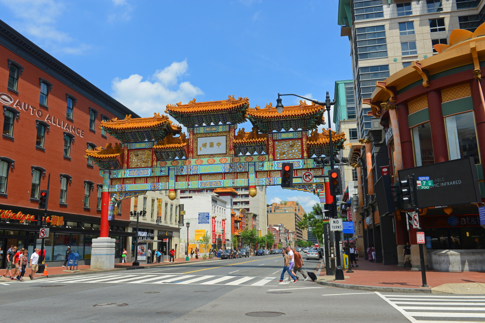 Hvor bør man bo i Washington D.C.? De 6 beste områdene & gode hoteller 2 Friendship Archway over H Street i Chinatown i Penn Quarter