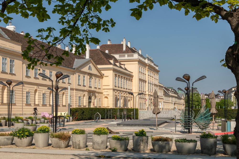 Severdigheter i Wien: 20 ting å se og gjøre 9 Gårdsplass med sitteplasser i MuseumsQuartier i Wien