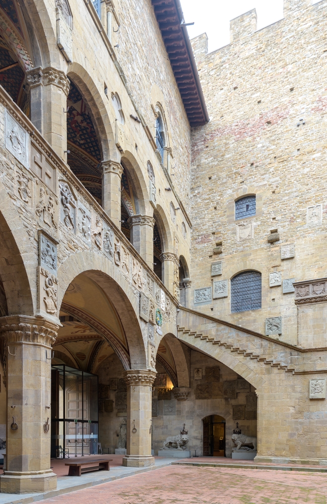 Severdigheter i Firenze: 20 ting å se og gjøre 12 Gårdsplassen i Bargello-museet i Firenze
