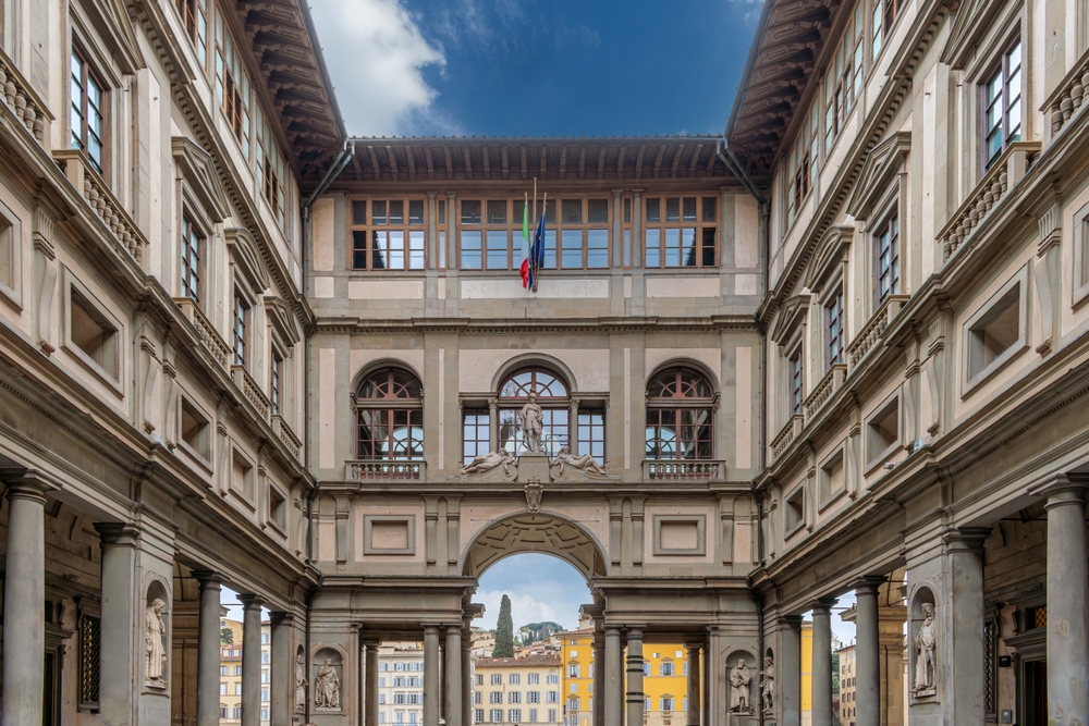 Severdigheter i Firenze: 20 ting å se og gjøre 4 Gårdsplassen med arkader ved Uffizi-galleriet i Firenze