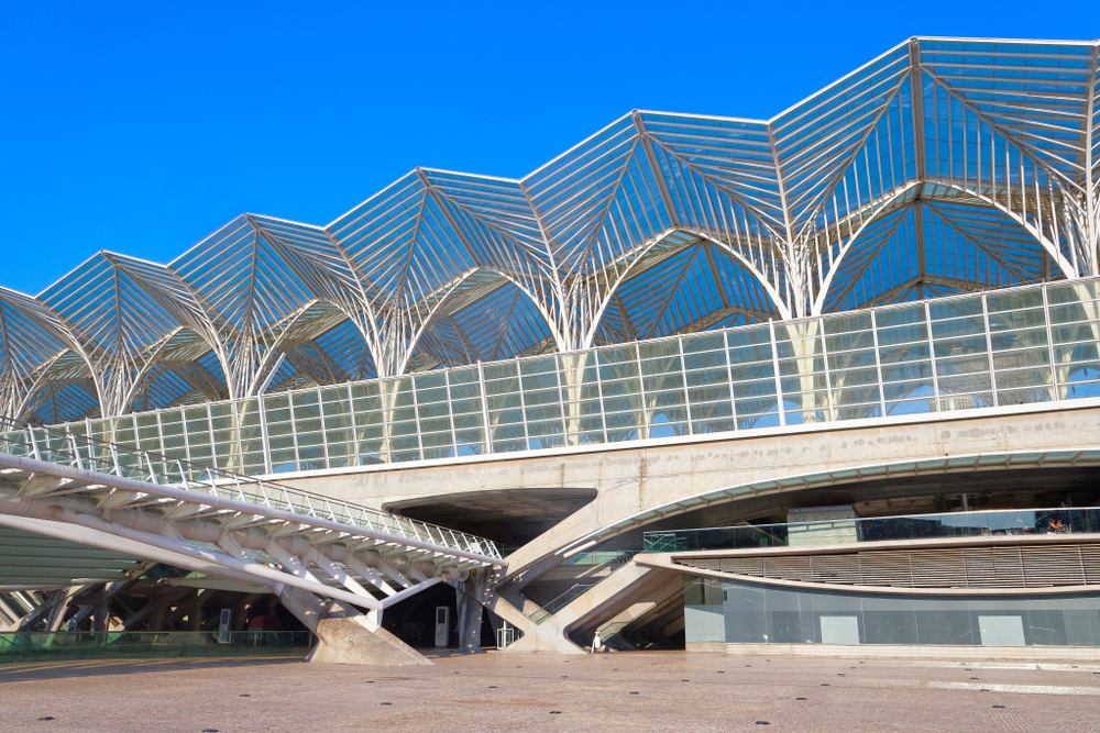 Fra Lisboa lufthavn til sentrum - metro, buss og taxi 3 Jernbanestasjonen Gare do Oriente i Lisboa