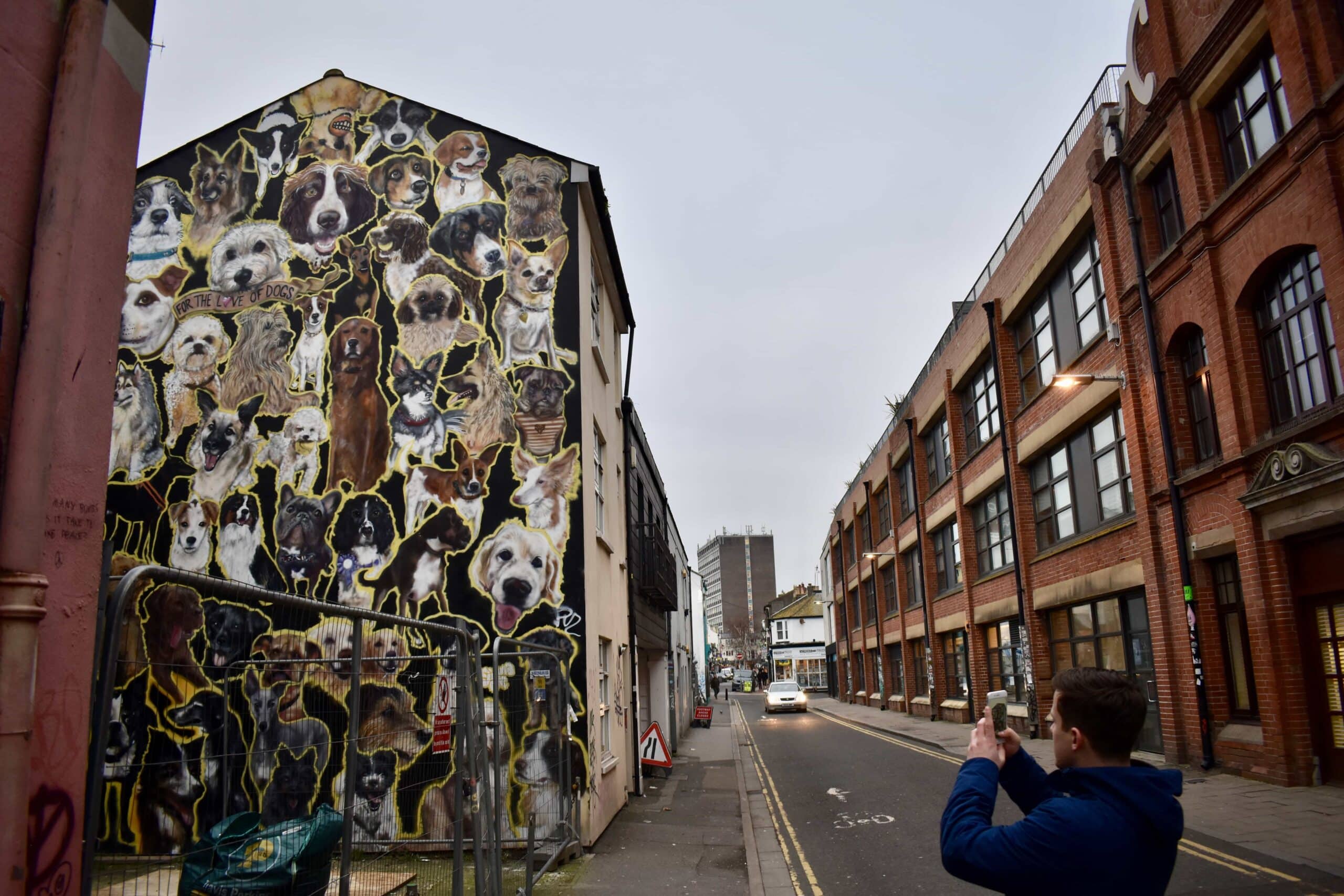 Gate med butikker og kafeer i North Laine i Brighton