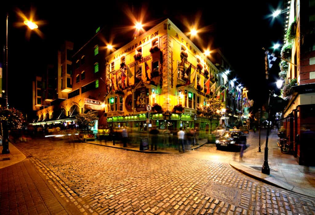 Gate med puber i Temple Bar i Dublin