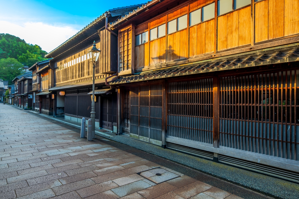 Gate med tehus i tehuskvarteret Higashi Chaya i Kanazawa