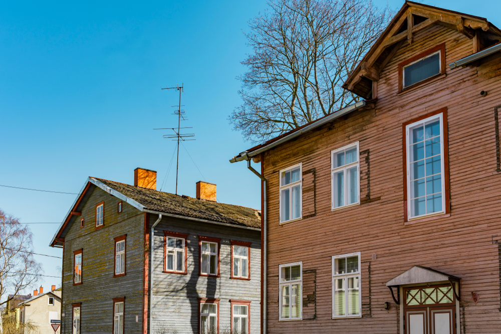 Gate med tradisjonelle fargerike hus i Kalamaja i Tallinn