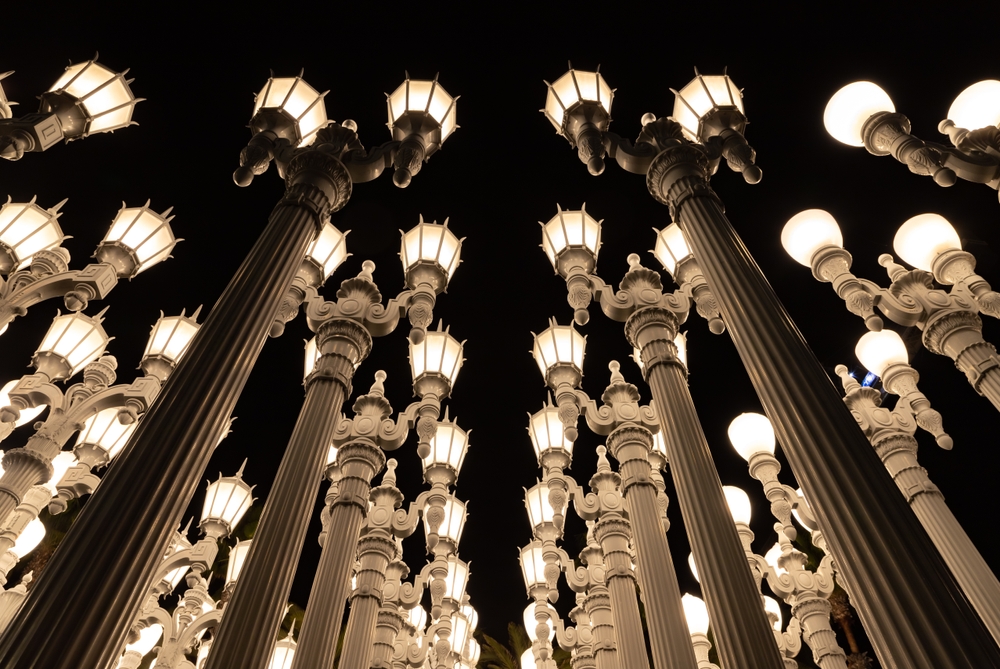 Severdigheter i Los Angeles: de 19 beste tingene å se og gjøre 9 Gatelyktene i Urban Light ved LACMA om kvelden