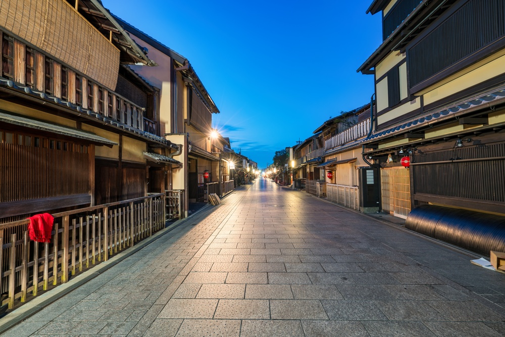 Gaten Hanamikoji i Gion i Kyoto ved daggry