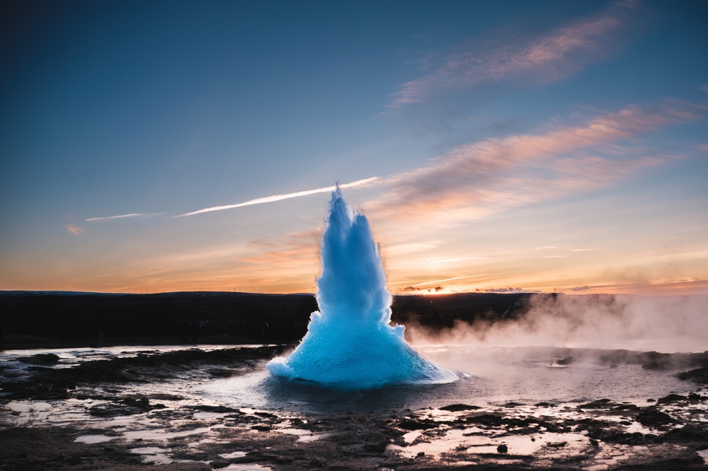 Geysiren Strokkur i utbrudd ved Geysir på Den gylne sirkel