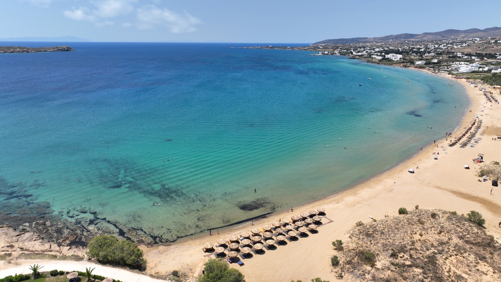 Sandstranden Chrissi Akti, også kalt Golden Beach, på Paros sett fra luften