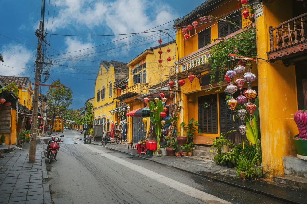 Gule hus og papirlanterner i en gate i Gamlebyen i Hoi An