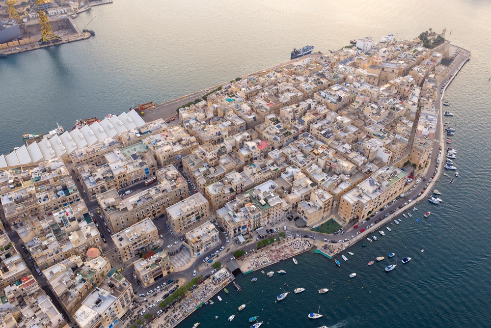 Havnefronten i Birgu med Fort St. Angelo sett fra luften