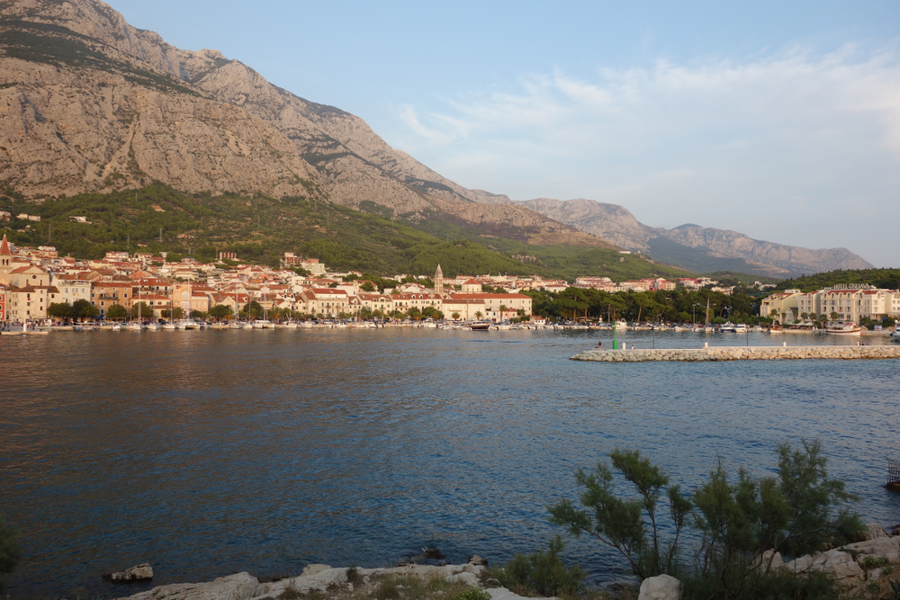 Havnen i Makarska med fjellmassivet Biokovo i bakgrunnen