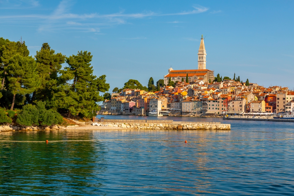 Havnen og gamlebyen i Rovinj med kirken Sankt Eufemia på toppen