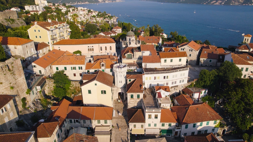 Klokketårnet og hustakene i Herceg Novis Old Town