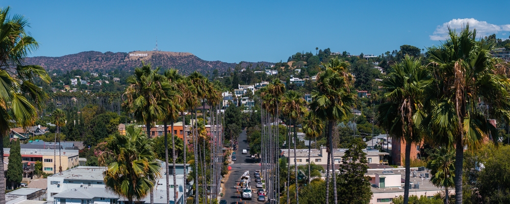 Severdigheter i Los Angeles: de 19 beste tingene å se og gjøre 3 Hollywood sett fra lufta med Hollywood-skiltet i åssiden