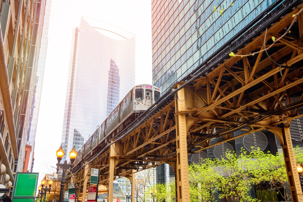 Hvor bør man bo i Chicago? De 5 beste områdene & gode hoteller 2 Høybanen kjører gjennom The Loop i Chicago en vårdag