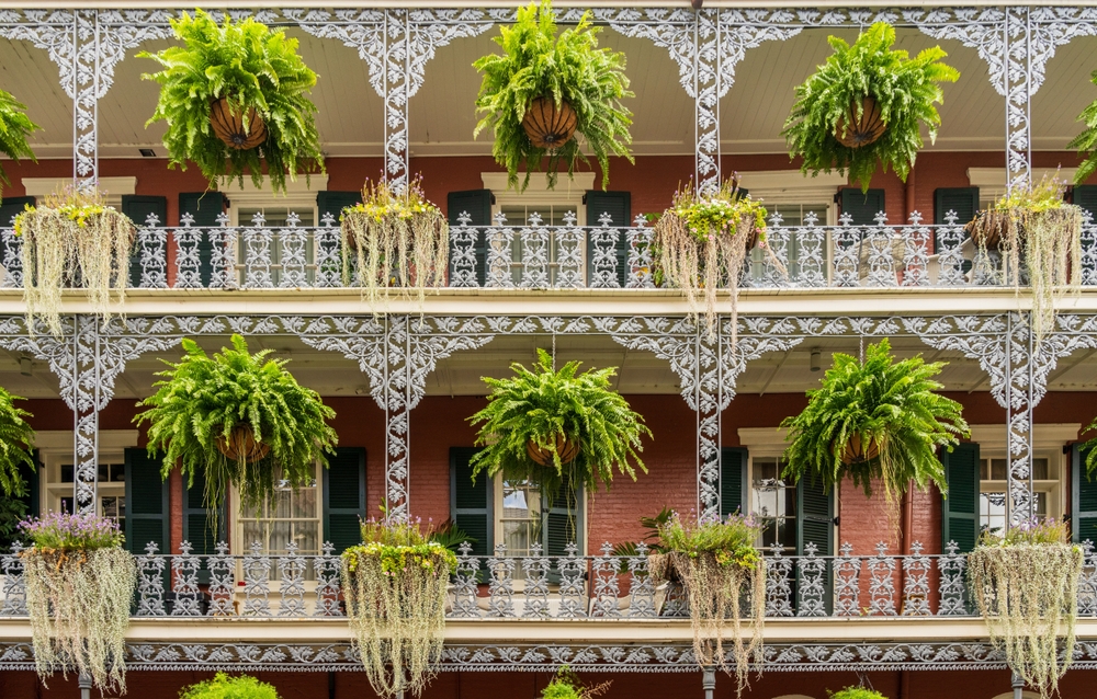 Hvor bør man bo i New Orleans? De 5 beste områdene & gode hoteller 2 Hus med smijernsbalkonger og hengende blomsterkurver i Royal Street i French Quarter