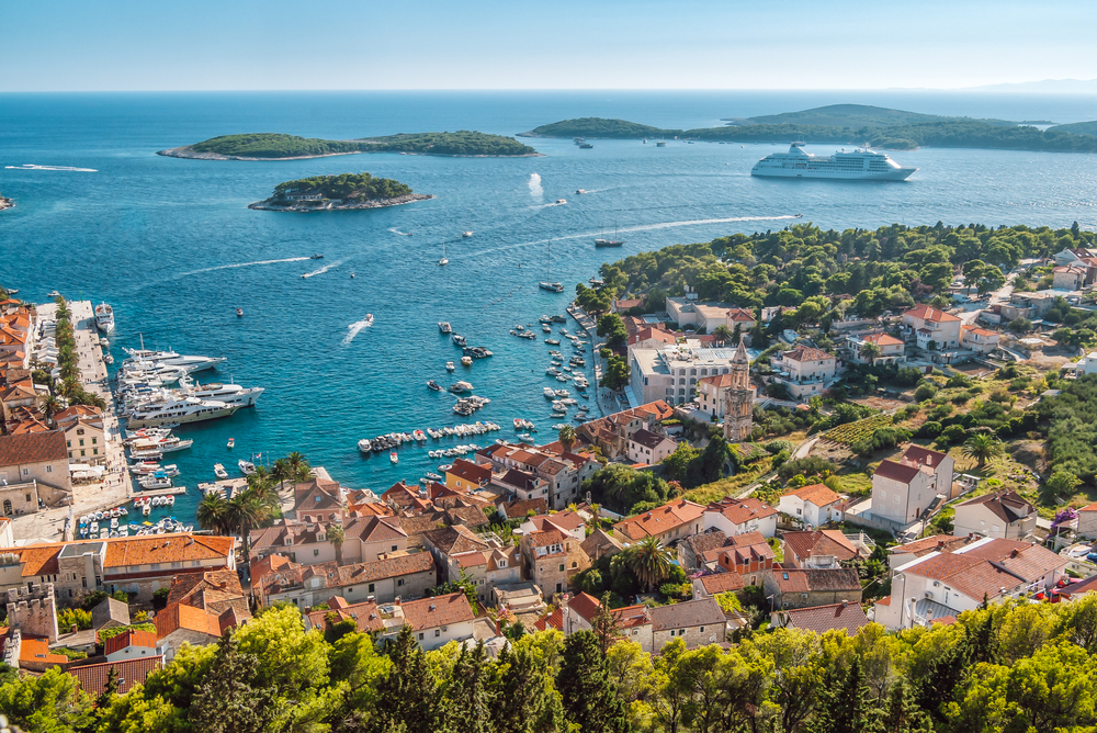 Hvar by og Pakleni-øyene sett fra festningen over byen