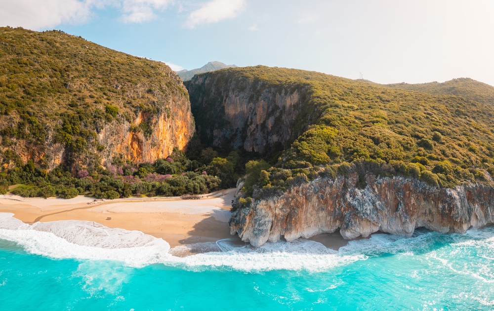 Flyfoto av stranden Gjipe og kløften bak den på Den albanske riviera
