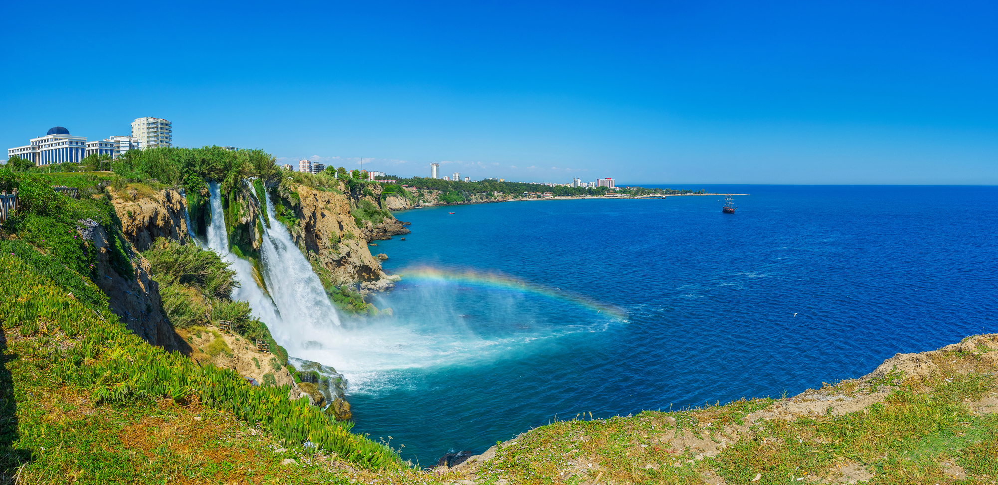 Kysten ved Antalya med Middelhavet og Taurusfjellene i bakgrunnen