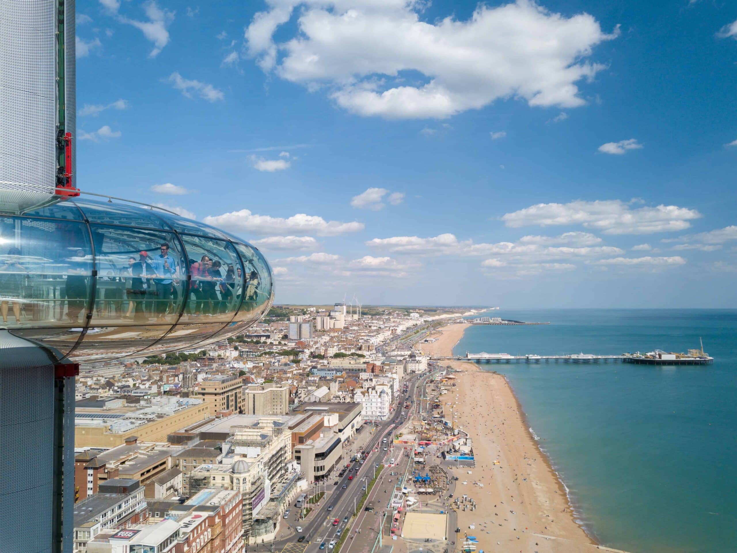 Flyfoto av Brighton med i360-tårnet og strandpromenaden