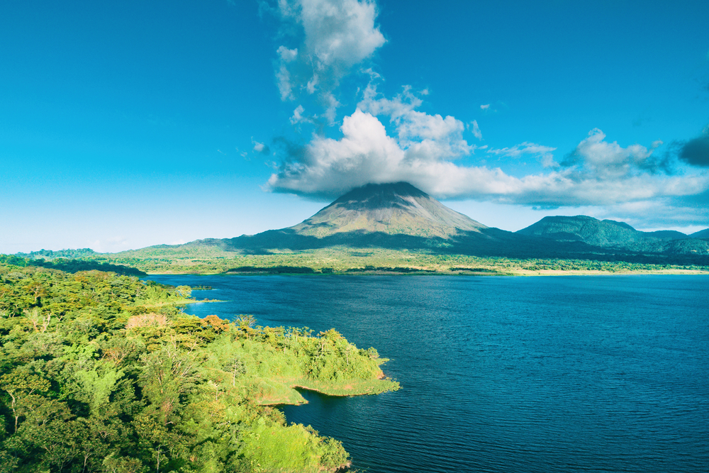 Vulkanen Arenal og regnskogen ved La Fortuna i Costa Rica sett fra luften