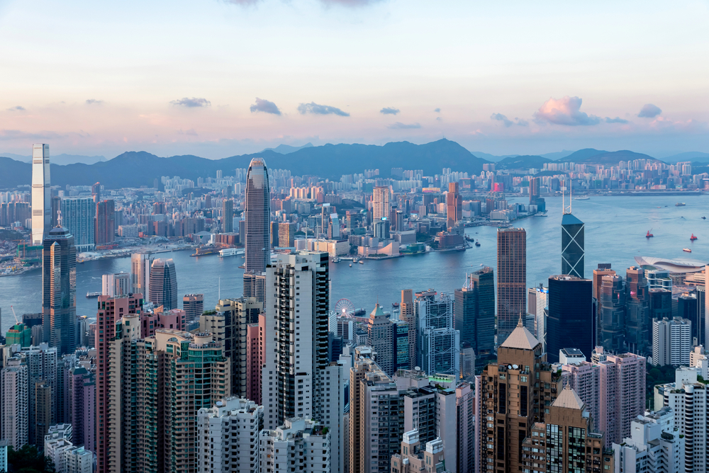 Hongkongs skyline i solnedgang sett fra Victoria Peak