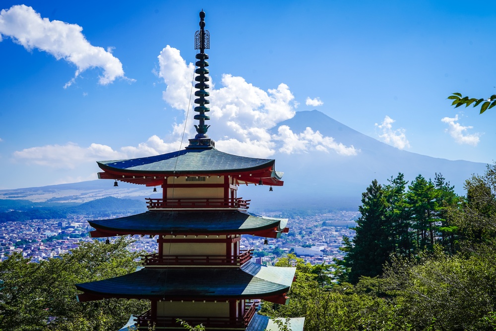 Chureito-pagoden med Fuji-fjellet i bakgrunnen ved Fujiyoshida i Japan