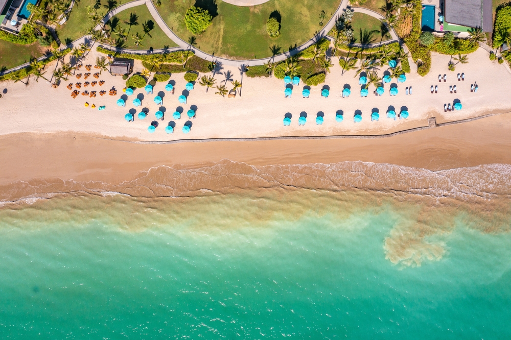 Flyfoto av stranden i Khao Lak i Thailand