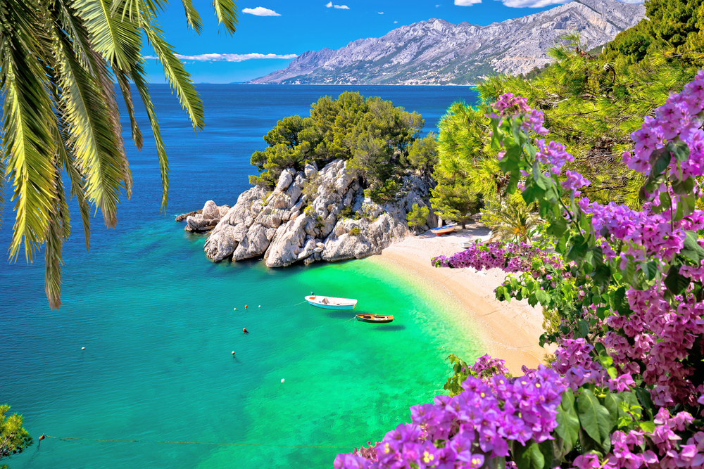 Stranden Punta Rata i Brela på Makarska-rivieraen i Kroatia sett fra luften