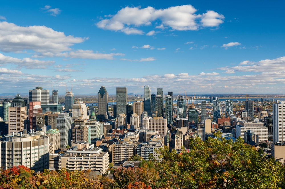Montreals silhuett i høstfarger sett fra utsiktspunktet Kondiaronk på Mont Royal