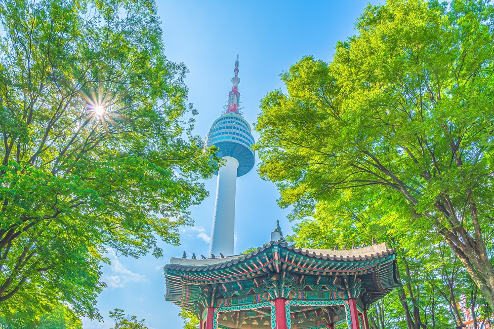 N Seoul Tower på Namsan og en tradisjonell paviljong i Seoul