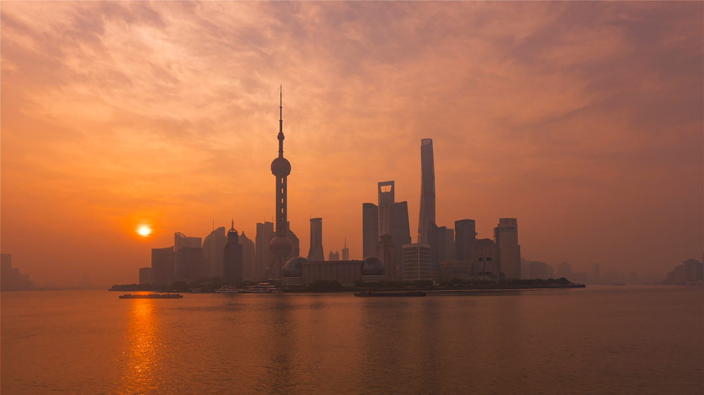 Skylinen i Lujiazui sett fra The Bund i Shanghai ved solnedgang