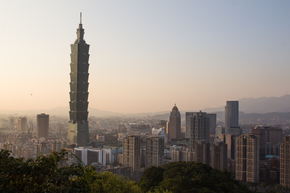 Taipei 101 og Taipeis skyline ved solnedgang sett fra Elephant Mountain