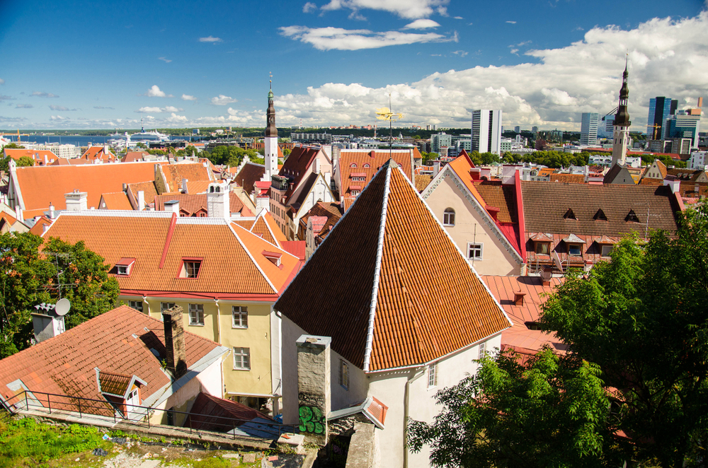 Utsikt over de røde takene og kirketårnene i gamlebyen i Tallinn fra Kohtuotsa