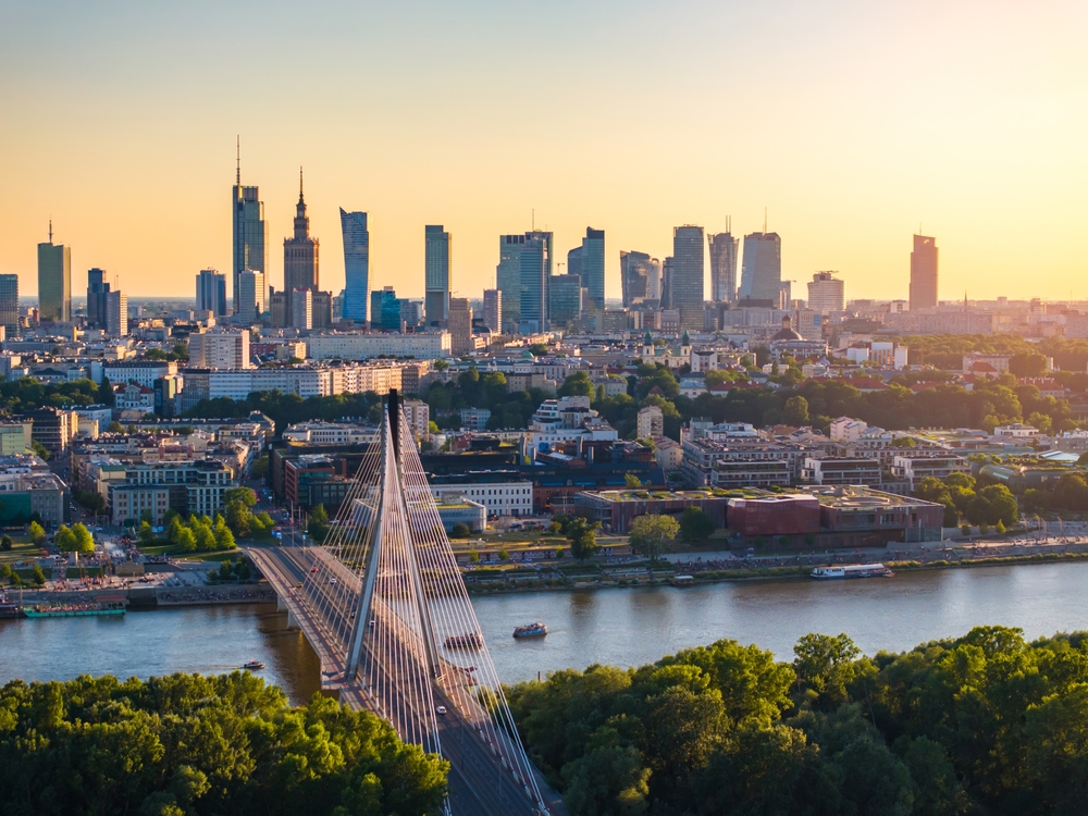 Warszawas skyline ved solnedgang sett over elva Wisła