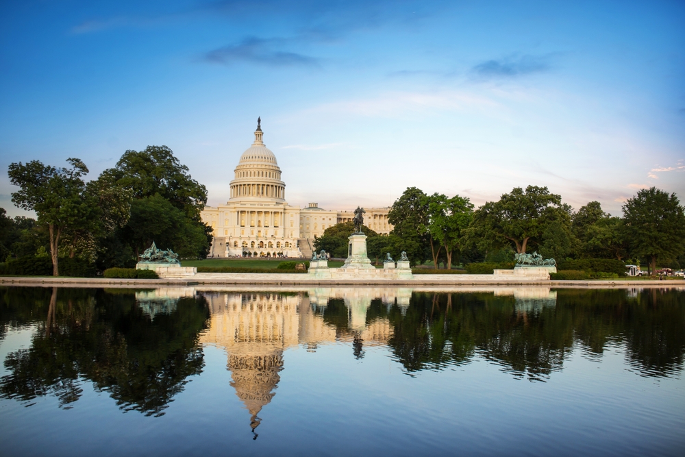 United States Capitol speiler seg i vannet på National Mall i Washington D.C.