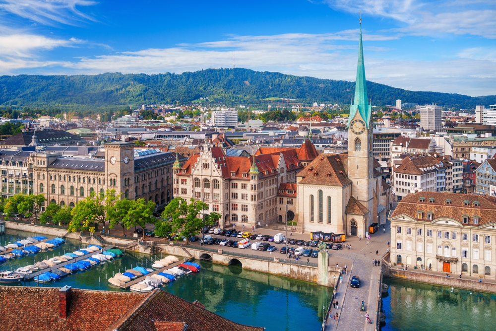 Zürichs historiske sentrum ved elven Limmat en solskinnsdag