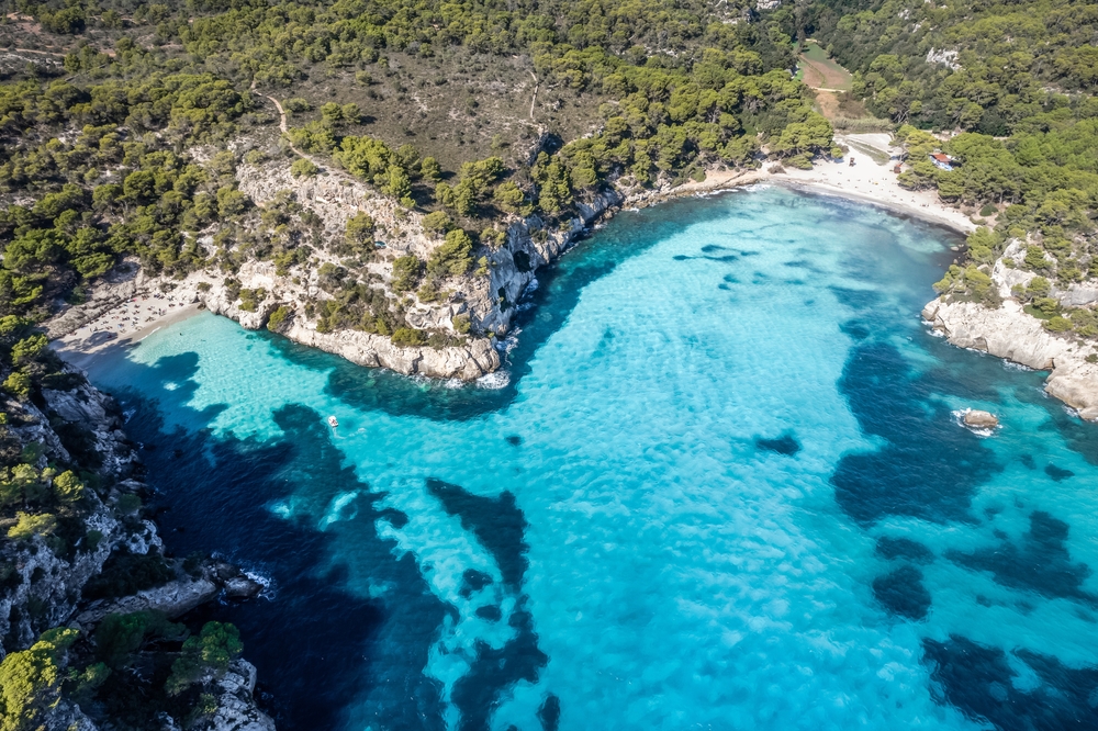 Flyfoto av Cala Macarella på Menorca