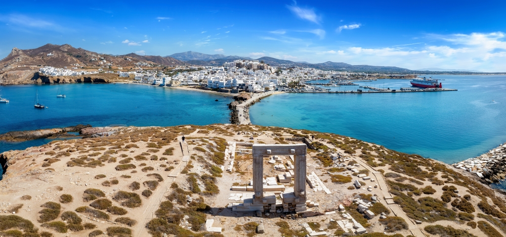 Portara på Naxos sett fra luften med byen og havnen i bakgrunnen